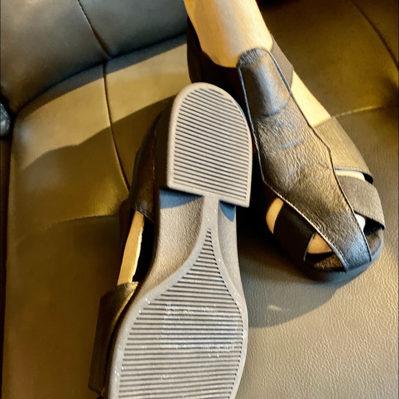 Black Leather Sandals.size 9 - Picture 8 of 11